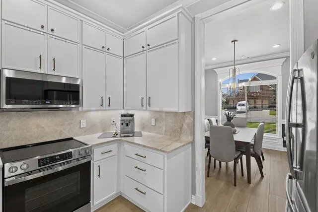 Kitchen to the breakfast nook