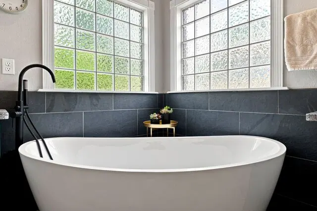 Freestanding soaking tub